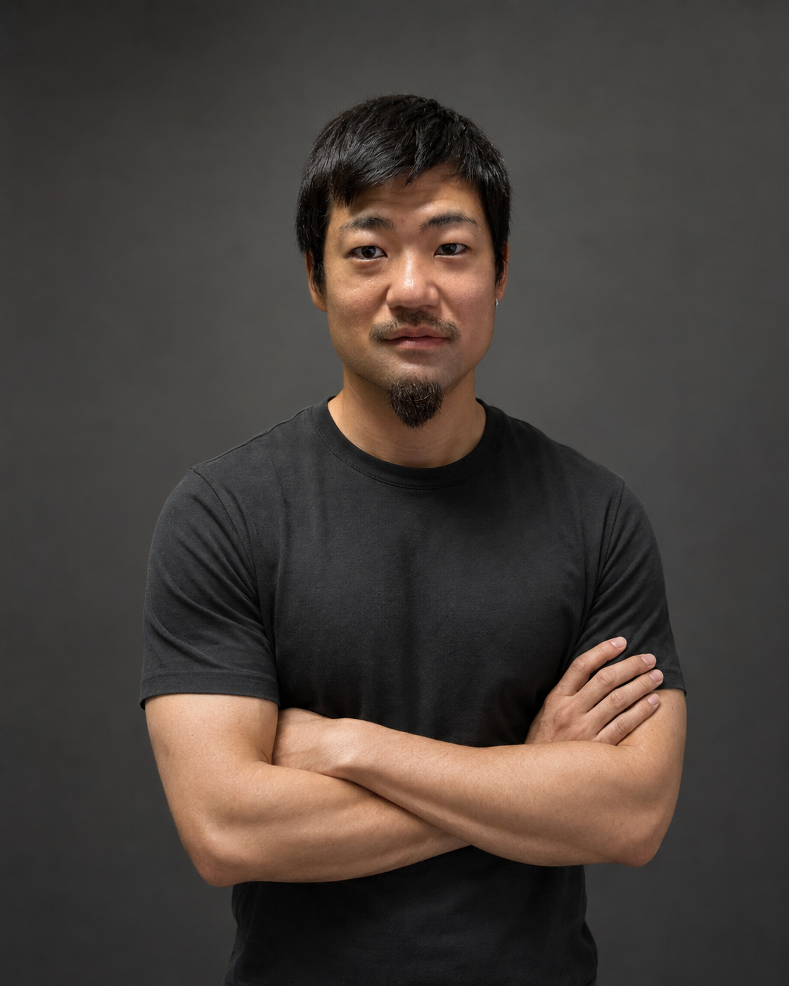 腕を組んだReBORN Labの代表トレーナー